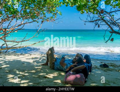 Ein Paar, das sich am Strand, Havelock Island, Andaman, Indien, erholte Stockfoto