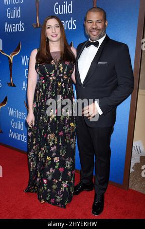 Jordan Peele und Chelsea Peretti kommen zu den Writers Guild Awards 2018, die am 11. Februar 2018 im Beverly Hilton Hotel in Beverly Hills, Los Angeles, verliehen wurden Stockfoto