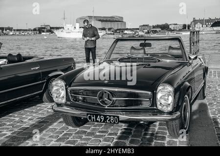 Graustufenaufnahme der Ausstellung alter Oldtimer in den Straßen von Kopenhagen, Dänemark Stockfoto