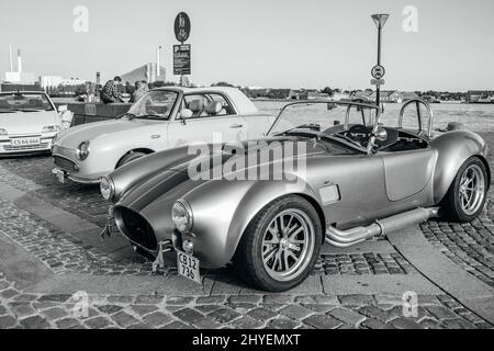 Graustufen Aufnahme der Ausstellung von alten Autos in den Straßen von Kopenhagen, Dänemark Stockfoto