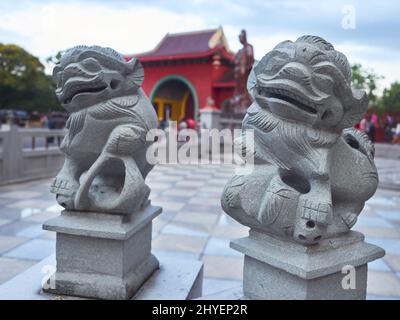 Nahaufnahme von zwei Statuen aus mehreren Tierformen im chinesischen Tempel von Sam Po Kong Stockfoto