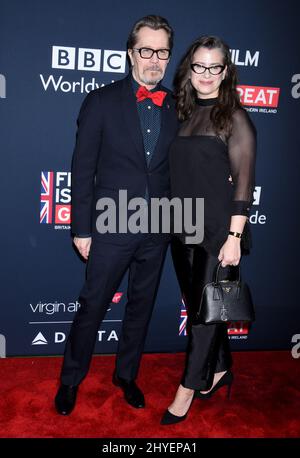 Gary Oldman und Gisele Schmidt kommt für die Film ist super Empfang zu Ehren der britischen Kandidaten für den 90th Academy Awards gehostet von HM Generalkonsul Mike Howells und BAFTA-Los Angeles Vorsitzender Kieran Breen am britischen Residence in Los Angeles. Stockfoto