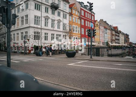 Friedliche Straße in Nyhavn mit bunten Fassaden von alten Häusern Stockfoto