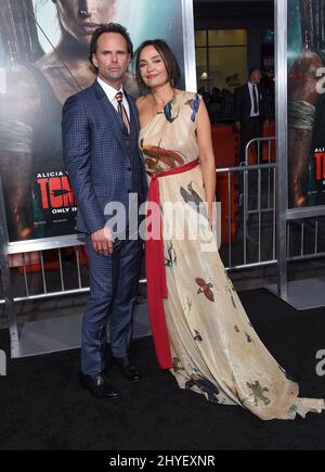 Walton Goggins und Nadia Conners bei der US-Premiere von Tomb Raider in Los Angeles. Stockfoto