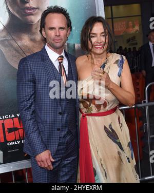 Walton Goggins und Nadia Conners bei der US-Premiere von Tomb Raider in Los Angeles. Stockfoto