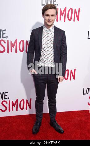 Logan Miller bei der Sondervorstellung „Love, Simon“, die am 13. März 2018 im Westfield Century City Mall Atrium in Century City, ca. Stockfoto