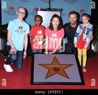 Patienten und Jordan Bentley helfen Dierks Bentley bei der Enthüllung seines Champions-Stars während einer Präsentation im Monroe Carell Jr. Children's Hospital in Vanderbilt Stockfoto