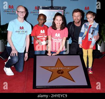 Patienten und Jordan Bentley helfen Dierks Bentley bei der Enthüllung seines Champions-Stars während einer Präsentation im Monroe Carell Jr. Children's Hospital in Vanderbilt Stockfoto