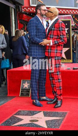 Georges LeBar begleitet ihre Partnerin RuPaul bei ihrer Hollywood Walk of Fame Star Ceremony am 16. März 2018 in Hollywood, CA. Stockfoto