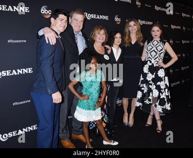 Michael Fishman, John Goodman, Roseanne Barr, Sara Gilbert, Sarah Chalke, Emma Kenney und Jayden Rey bei der Premiere der ABC-Serie „Roseanne“, die am 23. März 2018 im Walt Disney Studios Lot Theatre in Burbank stattfand Stockfoto