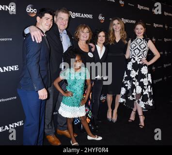 Michael Fishman, John Goodman, Roseanne Barr, Sara Gilbert, Sarah Chalke, Emma Kenney und Jayden Rey bei der Premiere der ABC-Serie „Roseanne“, die am 23. März 2018 im Walt Disney Studios Lot Theatre in Burbank stattfand Stockfoto