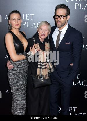 Blake Lively, Ryan Reynolds und Mutter Tammy Reynolds bei der Premiere „A Quiet Place“ auf dem AMC Lincoln Square in New York, USA Stockfoto
