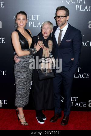 Blake Lively, Ryan Reynolds und Mutter Tammy Reynolds bei der Premiere „A Quiet Place“ auf dem AMC Lincoln Square in New York, USA Stockfoto