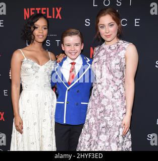 Taylor Russell, Maxwell Jenkins und Mina Sundwall bei der Netflix-Premiere der „Lost in Space“-Saison 1 am 9. April 2018 im Cinerama Dome in Hollywood, USA. Stockfoto