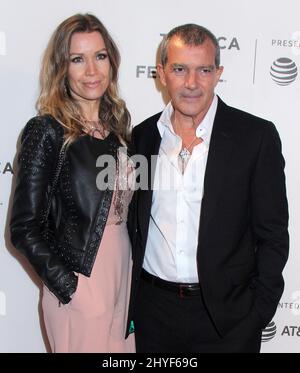 Antonio Banderas & Nicole Kimpel kommen bei der Premiere des Tribeca Filmfestivals 2018 „Genius: Picasso“ im BMCC Tribeca an Stockfoto