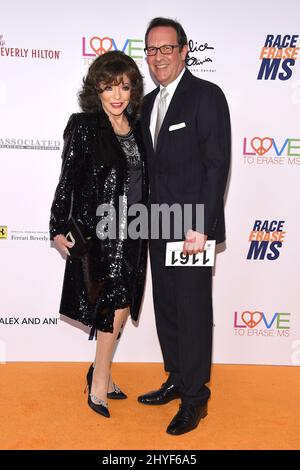 Joan Collins und Percy Gibson treffen bei der Jubiläumsgala „Race to Erase MS 25. Anniversary“ ein, die am 20. April 2018 im Beverly Hilton Hotel in Beverly Hills, CA, stattfand. Stockfoto