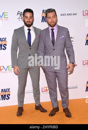 Lance Bass und Michael Turchin kommen bei der Race to Erase MS 25. Anniversary Gala an, die am 20. April 2018 im Beverly Hilton Hotel in Beverly Hills, CA, stattfand. Stockfoto