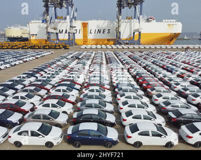 YANTAI, CHINA - 15. MÄRZ 2022 - Eine große Anzahl von Nutzfahrzeugen wartet auf die Beladung im Hafen von Yantai, der ostchinesischen Provinz Shandong, März Stockfoto