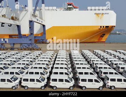 YANTAI, CHINA - 15. MÄRZ 2022 - Eine große Anzahl von Nutzfahrzeugen wartet auf die Beladung im Hafen von Yantai, der ostchinesischen Provinz Shandong, März Stockfoto