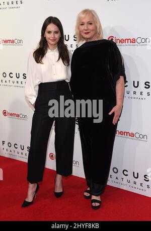 Felicity Jones und Mimi Leder nehmen am 25. April 2018 an den Focus Features auf der CinemaCon in Las Vegas, USA, Teil. Stockfoto