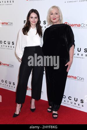 Felicity Jones und Mimi Leder nehmen am 25. April 2018 an den Focus Features auf der CinemaCon in Las Vegas, USA, Teil. Stockfoto