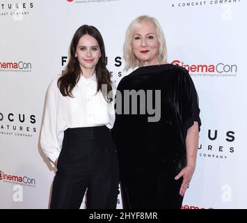 Felicity Jones und Mimi Leder nehmen am 25. April 2018 an den Focus Features auf der CinemaCon in Las Vegas, USA, Teil. Stockfoto