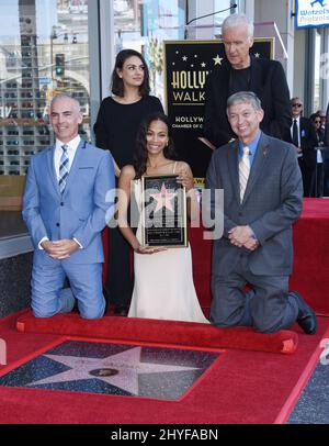 Mitch O'Farrell, Mila Kunis, Zoe Saldana, James Cameron und Leron Gubler bei der Zoe Saldana Star Ceremony, die am 3. Mai 2018 auf dem Hollywood Walk of Fame in Hollywood, ca. Stockfoto