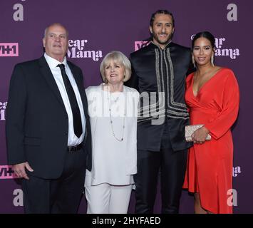 Colin Kaepernick, Teresa Kaepernick, Rick Kaepernick und Nessa Diab bei der jährlichen 3. „Dear Mama: A Love Letter to Moms“-Veranstaltung VH1 im Theater im ACE Hotel am 3. Mai 2018 in Los Angeles, CA. Stockfoto