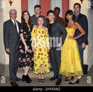 Ted Danson, D'Arcy Carden, Kristen Bell, Manny Jacinto und William, die am 4. Mai 2018 in Universal City, CA, an der Veranstaltung „The Good Place“ FYC in den Universal Studios Back Lot teilgenommen haben. Stockfoto