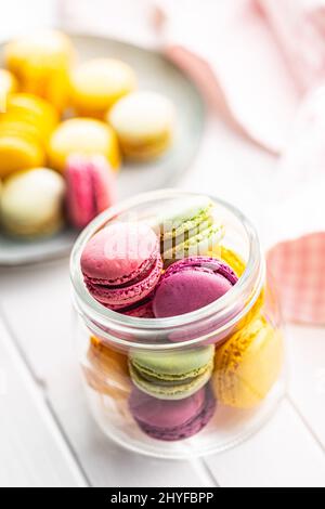 Süße bunte Makronen. Traditionelle französische Makronen. Leckeres Dessert im Glas. Stockfoto