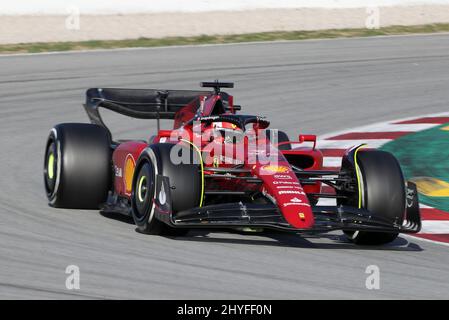 Aktenfoto vom 23-02-2022 von Ferrari's Charles Leclerc. Die Änderungen wurden eingeführt, um einen Luftstrom zu erzeugen, der das Fahrzeug hinter sich ergänzt, anstatt ihn zu behindern. Was die Ästhetik betrifft, so sind die neuen Seitenpods der auffälligste Aspekt. Auch das Auto ist schwerer, im Vergleich zum Vorjahr um 50 Kilogramm auf fast 800 Kilogramm. Ausgabedatum: Dienstag, 15. März 2022. Stockfoto