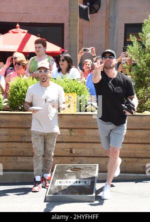 Chris Lucas und Brett Young bei der jährlichen Craig Campbell Celebrity Cornhole Challenge 6. zugunsten des gemeinnützigen Fight Colorectal Cancer (Fight CRC), die am 5. Juni 2018 in der City Winery, Nashville, stattfand. Stockfoto