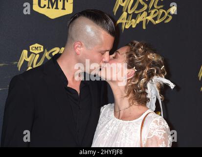 Clare Bowen und Brandon Robert Young bei den CMT Music Awards 2018, die am 6. Juni 2018 in der Bridgestone Arena in Nashville, Tennessee, abgehalten wurden Stockfoto