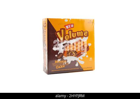 Neues Volume Mosaic Cake Pack mit Waffelmuster auf weißem Hintergrund Stockfoto
