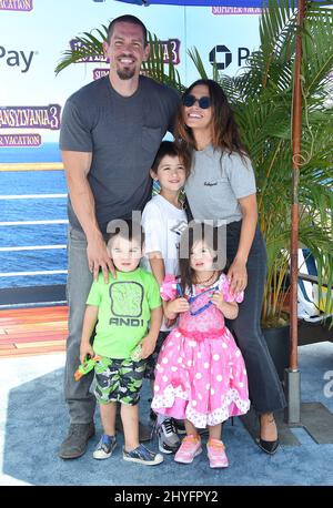 Steve Howey, Sarah Shahi, William Wolf Howey, Violet Howey und Knox Howey kommen am 30. Juni 2018 in Westwood, CA, zur Weltpremiere im „Hotel Transylvania 3: Summer Vacation“ im Regency Village Theatre. Stockfoto