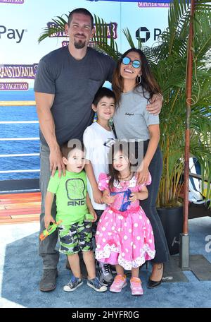 Steve Howey, Sarah Shahi, William Wolf Howey, Violet Howey und Knox Howey kommen am 30. Juni 2018 in Westwood, CA, zur Weltpremiere im „Hotel Transylvania 3: Summer Vacation“ im Regency Village Theatre. Stockfoto