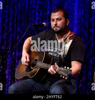 Tyler Farr tritt am 16. Juli 2018 während der Analog Series zugunsten von Folds of Honor im Analog im Hutton Hotel in Nashville, Tennessee, auf. Stockfoto