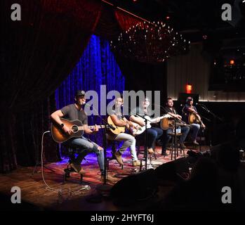 Chuck Wicks, Jake Owen, Lee Brice, Tyler Farr und Dallas Davidson treten am 16. Juli 2018 im Hutton Hotel in Nashville, Tennessee, während der Analog Series zugunsten von Folds of Honor auf. Stockfoto