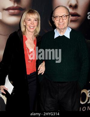 Der amerikanische Dramatiker, Drehbuchautor und Autor Neil Simon verstarb heute im Alter von 91 Jahren in Manhattan. Neil Simon und seine Frau Elaine Joyce 'Les Miserables' amerikanische Premiere - am 10. Dezember 2012 im Ziegfeld Theater. Stockfoto