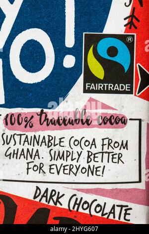 Fairtrade-Logo Fairtrade-Symbol auf dem Weg zur dunklen Schokolade Fin Carre von Lidl - Fair Trade 100% rückverfolgbarer Kakao - nachhaltiger Kakao aus Ghana Stockfoto