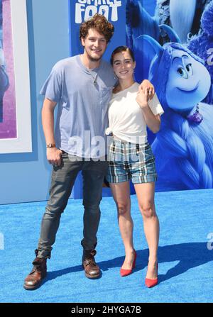 Brett Dier und Haley Lu Richardson bei der Weltpremiere „Smallfoot“, die am 22. September 2018 im Regency Village Theatre in Westwood, ca. Stockfoto