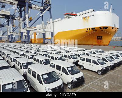 Eine große Anzahl von Nutzfahrzeugen wartet auf die Beladung im Hafen von Yantai, der ostchinesischen Provinz Shandong, 15. März 2022. Laut China Stockfoto