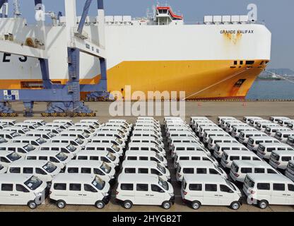 Eine große Anzahl von Nutzfahrzeugen wartet auf die Beladung im Hafen von Yantai, der ostchinesischen Provinz Shandong, 15. März 2022. Laut China Stockfoto