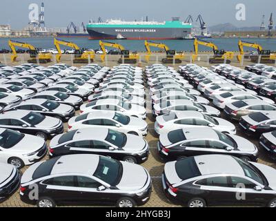 Eine große Anzahl von Nutzfahrzeugen wartet auf die Beladung im Hafen von Yantai, der ostchinesischen Provinz Shandong, 15. März 2022. Laut China Stockfoto