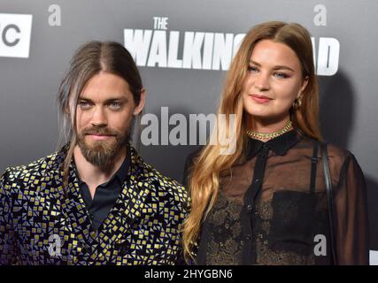 Tom Payne und Jennifer Akerman kommen zur Premiere von „The Walking Dead“ in der Saison 9 im DGA Theatre Complex Stockfoto