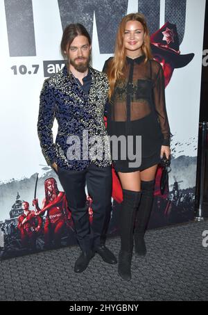 Tom Payne und Jennifer Akerman kommen zur Premiere von „The Walking Dead“ in der Saison 9 im DGA Theatre Complex Stockfoto