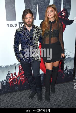 Tom Payne und Jennifer Akerman kommen zur Premiere von „The Walking Dead“ in der Saison 9 im DGA Theatre Complex Stockfoto