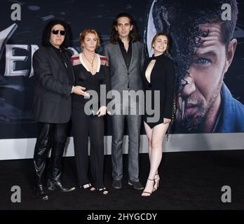 Gene Simmons, Shannon Tweed, Nick Simmons und Sophie Simmons kommen zur Premiere von „Venom“, die am 1. Oktober 2018 im Regency Village Theater in Westwood, Los Angeles, stattfand Stockfoto