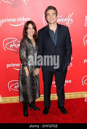 Jon Tenney und seine Frau Leslie Urdang nehmen an der Premiere „The Romanoffs“ im russischen Teesalon Teil Stockfoto