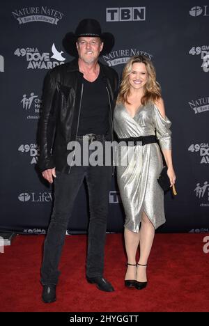 Trace Adkins und Victoria Pratt kommen bei den jährlichen GMA Dove Awards 49. an der Lipscomb University am 16. Oktober 2018 in Nashville, Tennessee, an Stockfoto